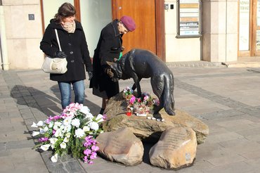 A szobor ma is népszerű, Mancs emléke még mindig él az emberekben.
