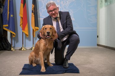 Guido Wolf, Baden-Württemberg igazság- és Európa-ügyi minisztere Watson, a terápiás kutya társaságában