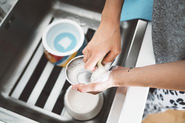 Semmiképpen ne használj tiszítószereket, alkalmazd inkább a szódabikarbónát az ecetet és az illóolajokat.