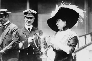 Margaret Brown emlékkupát ajándékoz a Carpathia kapitányának.