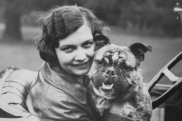 Angol bulldog gazdájáva, Joyce Barbour brit színésznővel 1931-ben.