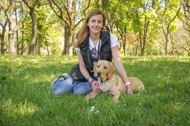 Szellő és nevelője, Kovács Kriszti /Fotó: Baráthegyi Vakvezető Kutya Iskola
