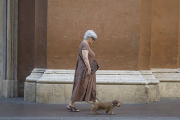 Az Alzheimer-kórban szenvedőknek hatalmas biztonság, hogy ha eltévednének is a kutya hazavezeti őket.