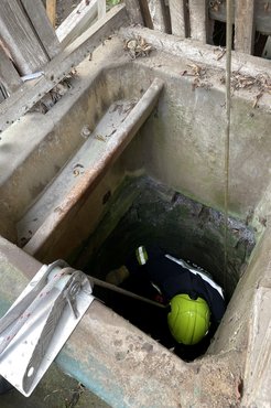 Egy tűzoltó kötélen ereszkedett le a tacskó után. / Fotó: Baranya MKI