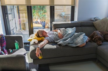 Beteg gazdi labradorjával alszik