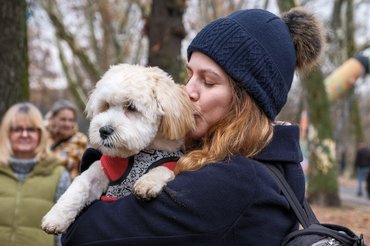 DOGZ Mikulás Falkaséta kutya-gazdi párosa