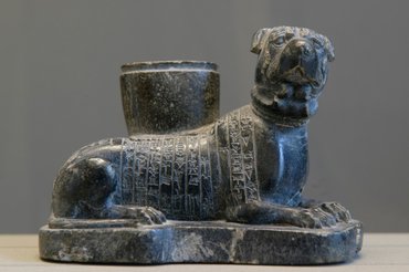 A Louvre-ban kiállított kutyaszobor, amit egy lagasi orvos Niszínának ajánlott fel, Larsza akkori uralkodójának életéért