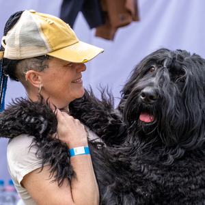 gazdája öleli az orosz fekete terriert